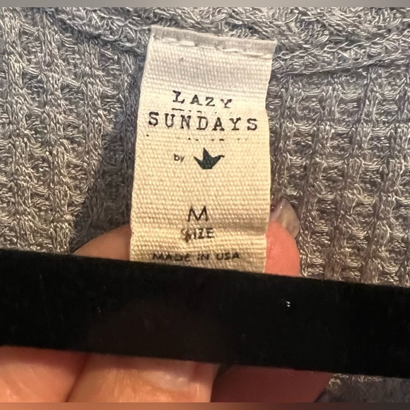 Adorable Gray Soft Waffle Material Cold Shoulder Top Size M - Picture 4 of 5